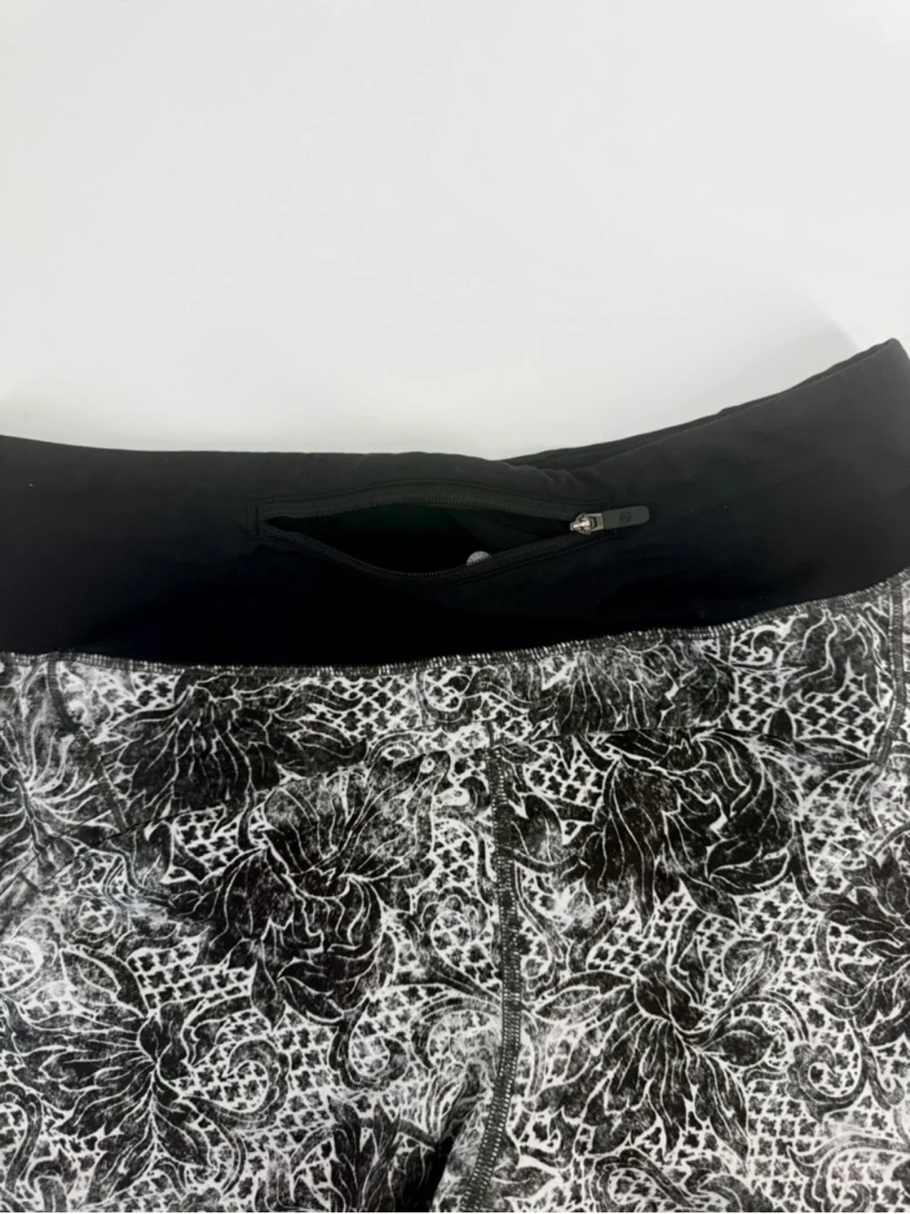 Lululemon Run Times Short II Serigraph Alpine Running Shorts White Black, Size 6